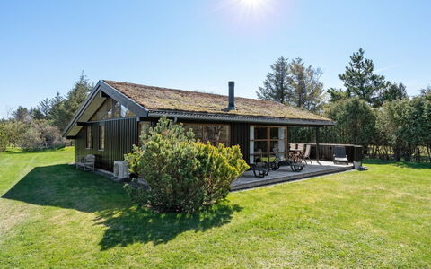 Jelin - 2.5Km from the Sea: Toit, Maison, Domicile, Chalet, Siding, Biens, Allée, Batiments Jardin, Cour, Cabanon