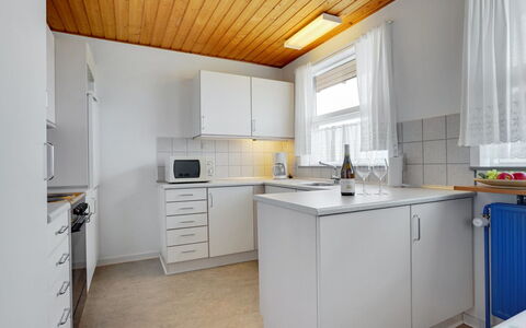 Otte - 500M from the Sea: Cuisine, Sol, Sol, Bois, Design Intérieur, Comptoir, Principaux Appliance, Plafond, Appareil De Cuisine, Cabinetry