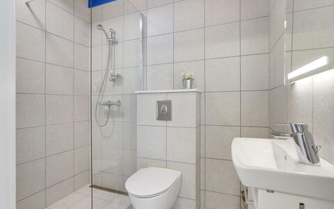Otte - 500M from the Sea: Salle De Bains, Luminaire Plomberie, Sol, Design Intérieur, Sol, Toilette, Évier, Siège De Toilette, Plomberie, Lavabo