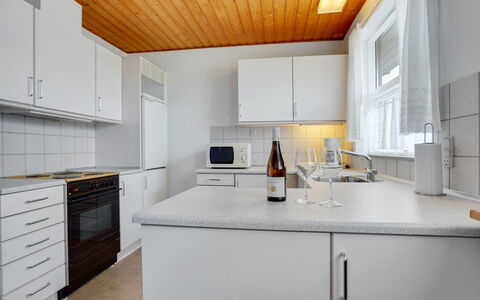 Otte - 500M from the Sea: Sol, Cuisine, Bois, Design Intérieur, Comptoir, Sol, Plafond, Cabinetry, Principaux Appliance, Pièce