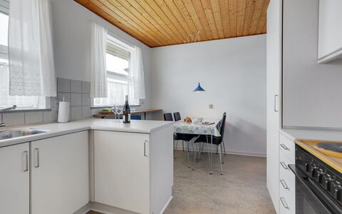 Otte - 500M from the Sea: Cuisine, Design Intérieur, Sol, Comptoir, Plafond, Bois, Sol, Meubles, Appareil De Cuisine, Cabinetry