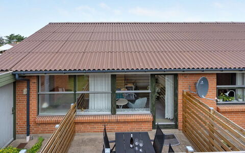 Otte - 500M from the Sea: Maison, Domicile, Porte, Toit, Chalet, Biens, Jardin, Ombre, Siding, Cour