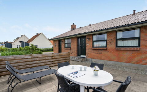 Otte - 500M from the Sea: Maison, Domicile, Porte, Toit, Chalet, Biens, Jardin, Ombre, Siding, Cour