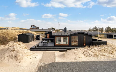 Kiina - 100M from the Sea: Bois, Toit, Porte, Chalet, Ombre, Siding, Lumber, Cabanon, Structure En Plein Air