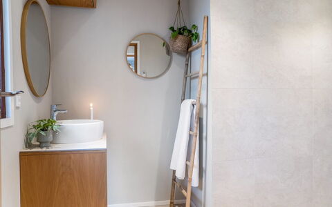 Kiina - 100M from the Sea: Sol, Sol, Design Intérieur, Luminaire Plomberie, Pièce, Plante D'Appartement, Tuile, Plomberie, Robinet, Salle De Bains