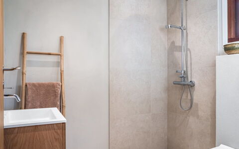 Kiina - 100M from the Sea: Mur, Luminaire Plomberie, Sol, Sol, Plomberie, Salle De Bains, Tete De Douche, Tuile, Robinet, Douche