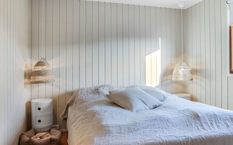 Kiina - 100M from the Sea: Bois, Design Intérieur, Chambre, Sol, Plafond, Sol, Literie, Lit, Éclairage, Drap De Lit