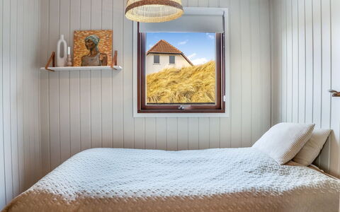 Kiina - 100M from the Sea: Chambre, Bois, Design Intérieur, Lit, Sol, Sol, Literie, Drap De Lit, Linge, Plafond