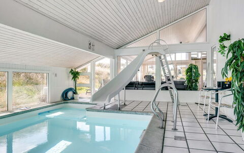 Nilson - 1.4Km from the Sea: Meubles, Design Intérieur, Chaise, Sol, Table, Recours, Sol, Plafond, Pièce, Eco Hôtel