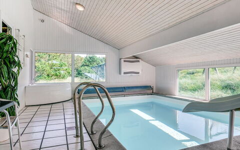 Nilson - 1.4Km from the Sea: Meubles, Design Intérieur, Chaise, Sol, Table, Recours, Sol, Plafond, Pièce, Eco Hôtel