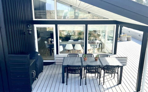 Nilson - 1.4Km from the Sea: Bois, Toit, Maison, Chalet, Porte, Domicile, Siding, Lot Terre, Batiments Jardin, Cabanon