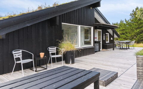 Nilson - 1.4Km from the Sea: Bois, Toit, Maison, Chalet, Porte, Domicile, Siding, Lot Terre, Batiments Jardin, Cabanon