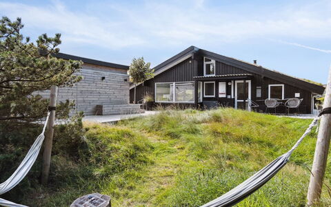 Nilson - 1.4Km from the Sea: Meubles, Design Intérieur, Chaise, Sol, Table, Recours, Sol, Plafond, Pièce, Eco Hôtel