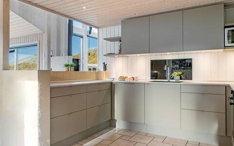 Ludviga - 400M from the Sea: Cuisine, Comptoir, Appareil De Cuisine, Sol, Design Intérieur, Cabinetry, Meubles, Bois, Sol, Principaux Appliance