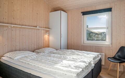 Ludviga - 400M from the Sea: Bois, Plafond, Sol, Chambre, Pièce, Dur, Tache De Bois, Planche, Lit, Literie