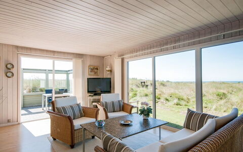 Diuri - 400M from the Sea: Domicile, Chalet, Porche, Dur, Siding, Plate-Forme, Ombre, Planche, Biens, Batiments Jardin