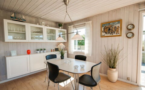 Diuri - 400M from the Sea: Domicile, Chalet, Porche, Dur, Siding, Plate-Forme, Ombre, Planche, Biens, Batiments Jardin