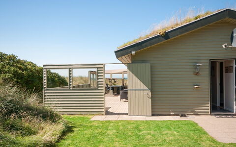 Diuri - 400M from the Sea: Domicile, Chalet, Porche, Dur, Siding, Plate-Forme, Ombre, Planche, Biens, Batiments Jardin