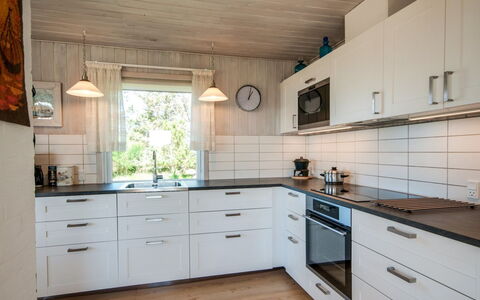 Diuri - 400M from the Sea: Cuisine, Comptoir, Bois, Sol, Cabinetry, Appareil De Cuisine, Design Intérieur, Domicile, Sol, Tiroir