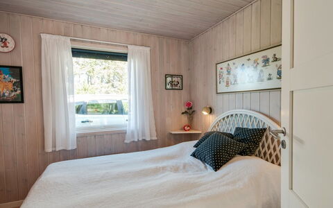 Diuri - 400M from the Sea: Chambre, Lit, Drap De Lit, Bois, Literie, Design Intérieur, Meubles, Plafond, Sol, Sol