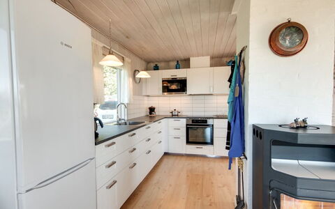 Diuri - 400M from the Sea: Cuisine, Comptoir, Sol, Appareil De Cuisine, Bois, Design Intérieur, Principaux Appliance, Cabinetry, Meubles, Parquet