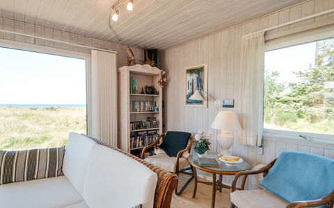 Diuri - 400M from the Sea: Meubles, Bois, Design Intérieur, Plafond, Sol, Domicile, Pièce, Chaise, Salon, Dur