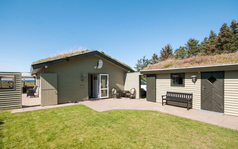 Diuri - 400M from the Sea: Domicile, Toit, Maison, Siding, Chalet, Cour, Pelouse, Biens, Ombre, Jardin
