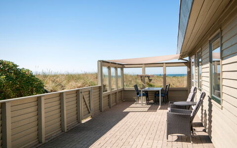 Diuri - 400M from the Sea: Bois, Meubles, Sol, Porche, Plate-Forme, Tache De Bois, Porte, Mobilier De Jardin, Ombre, Dur