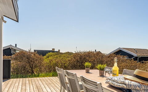 Annaliese - 175M from the Sea: Ciel, Bois, Parquet, Meubles, Mobilier De Jardin, Domicile, Plate-Forme, Dur, Chaise, Planche