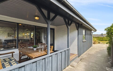 Aghe - 250M from the Sea: Chalet, Jardin, Siding, Batiments Jardin, Ombre, Cour, Arrière-Cour, Pelouse, Ferme, Aménagement Paysager