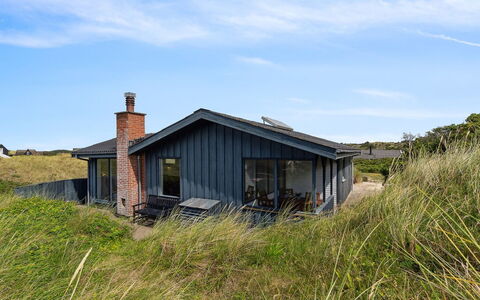Aghe - 250M from the Sea: Chalet, Jardin, Siding, Batiments Jardin, Ombre, Cour, Arrière-Cour, Pelouse, Ferme, Aménagement Paysager