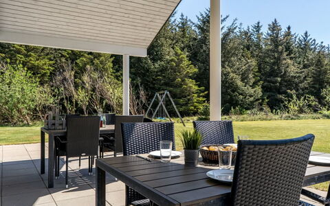 Ricus - 1.8Km from the Sea: Bâtiment, Maison, Zone Résidentielle, Domicile, Arbuste, Toit, Chalet, Biens, Jardin