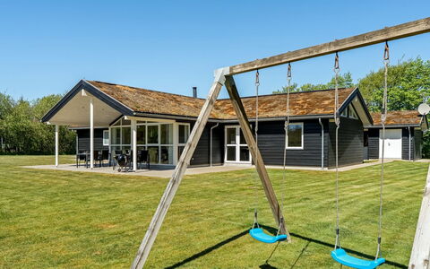 Ricus - 1.8Km from the Sea: Bâtiment, Maison, Zone Résidentielle, Domicile, Arbuste, Toit, Chalet, Biens, Jardin