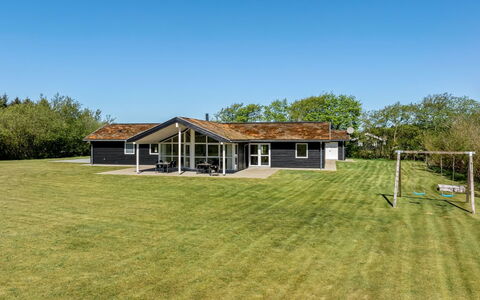 Ricus - 1.8Km from the Sea: Bâtiment, Maison, Zone Résidentielle, Domicile, Arbuste, Toit, Chalet, Biens, Jardin