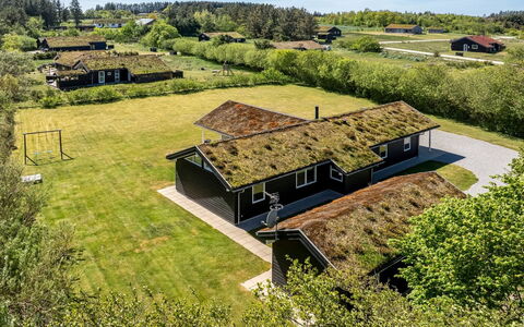Ricus - 1.8Km from the Sea: Bâtiment, Maison, Zone Résidentielle, Domicile, Arbuste, Toit, Chalet, Biens, Jardin