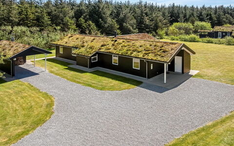 Ricus - 1.8Km from the Sea: Bâtiment, Maison, Zone Résidentielle, Domicile, Arbuste, Toit, Chalet, Biens, Jardin