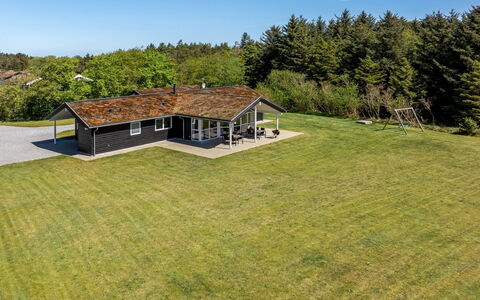 Ricus - 1.8Km from the Sea: Bâtiment, Maison, Zone Résidentielle, Domicile, Arbuste, Toit, Chalet, Biens, Jardin