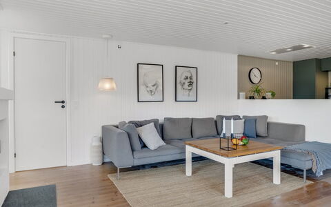 Rutha - 45M from the Sea: Design Intérieur, Meubles, Canapé, Sol, Mur, Sol, Salon, Bois, Plafond, Appartement