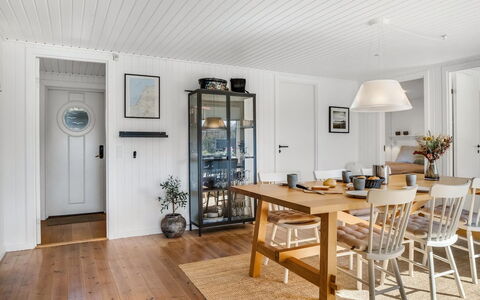 Rutha - 45M from the Sea: Meubles, Design Intérieur, Sol, Bois, Plafond, Salle À Manger, Luminaire, Table, Sol, Table Cuisine Et Salle A Manger
