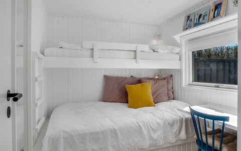 Rutha - 45M from the Sea: Bois, Chambre, Design Intérieur, Lit, Sol, Sol, Literie, Drap De Lit, Domicile, Linge