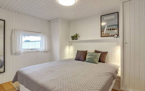 Rutha - 45M from the Sea: Bois, Sol, Chambre, Design Intérieur, Sol, Lit, Plafond, Literie, Drap De Lit, Meubles