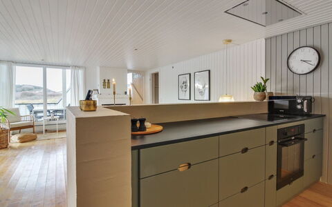 Rutha - 45M from the Sea: Sol, Cuisine, Comptoir, Bois, Design Intérieur, Cabinetry, Appareil De Cuisine, Meubles, Sol, Plafond