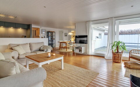 Rutha - 45M from the Sea: Sol, Design Intérieur, Sol, Meubles, Bois, Parquet, Canapé, Plafond, Salon, Appartement