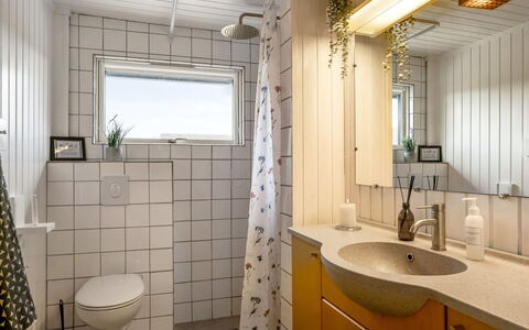 Hunved - 500M from the Sea: Mur, Luminaire Plomberie, Design Intérieur, Lavabo, Sol, Salle De Bains, Évier, Robinet, Sol, Plafond