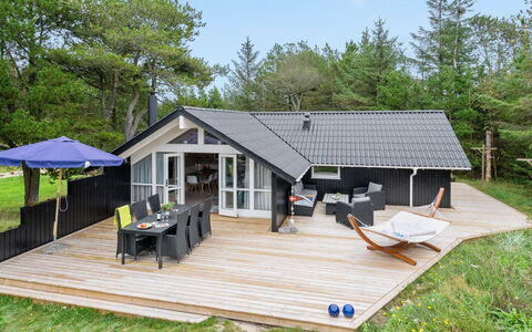 Varpu - 1.6Km from the Sea: Maison, Domicile, Porte, Toit, Chalet, Biens, Jardin, Ombre, Siding, Cour