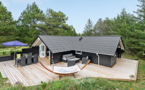 Varpu - 1.6Km from the Sea: Maison, Domicile, Porte, Toit, Chalet, Biens, Jardin, Ombre, Siding, Cour