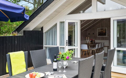 Varpu - 1.6Km from the Sea: Maison, Domicile, Porte, Toit, Chalet, Biens, Jardin, Ombre, Siding, Cour