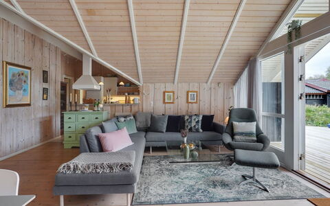 Varpu - 1.6Km from the Sea: Maison, Domicile, Porte, Toit, Chalet, Biens, Jardin, Ombre, Siding, Cour