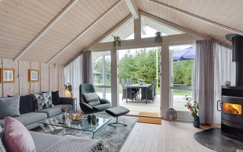 Varpu - 1.6Km from the Sea: Maison, Domicile, Porte, Toit, Chalet, Biens, Jardin, Ombre, Siding, Cour