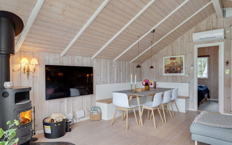 Varpu - 1.6Km from the Sea: Maison, Domicile, Porte, Toit, Chalet, Biens, Jardin, Ombre, Siding, Cour